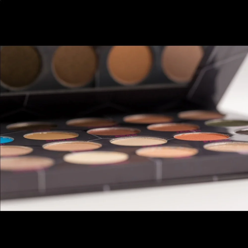 🌿 BeeBeauty London Barbella Eyeshadow Palette